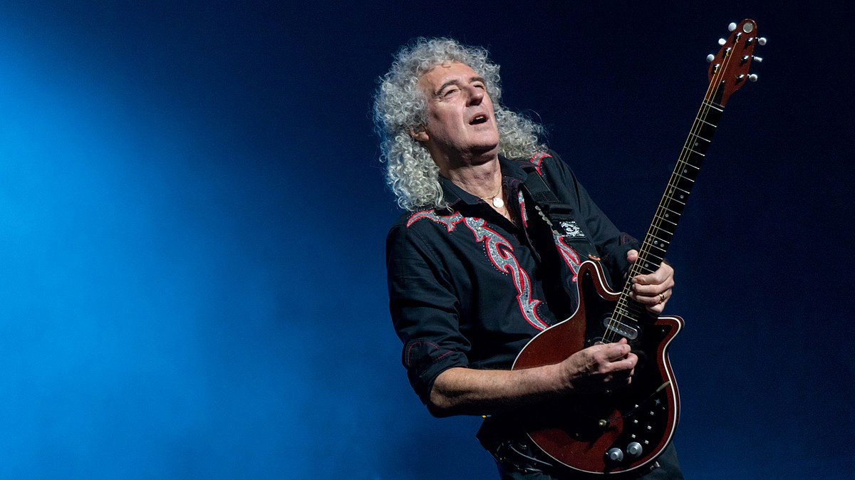 Brian May aus Queen And Adam Lambert - The O2 - Tuesday 12th December 2017 QueenO2121217-29 (39254352824).jpg