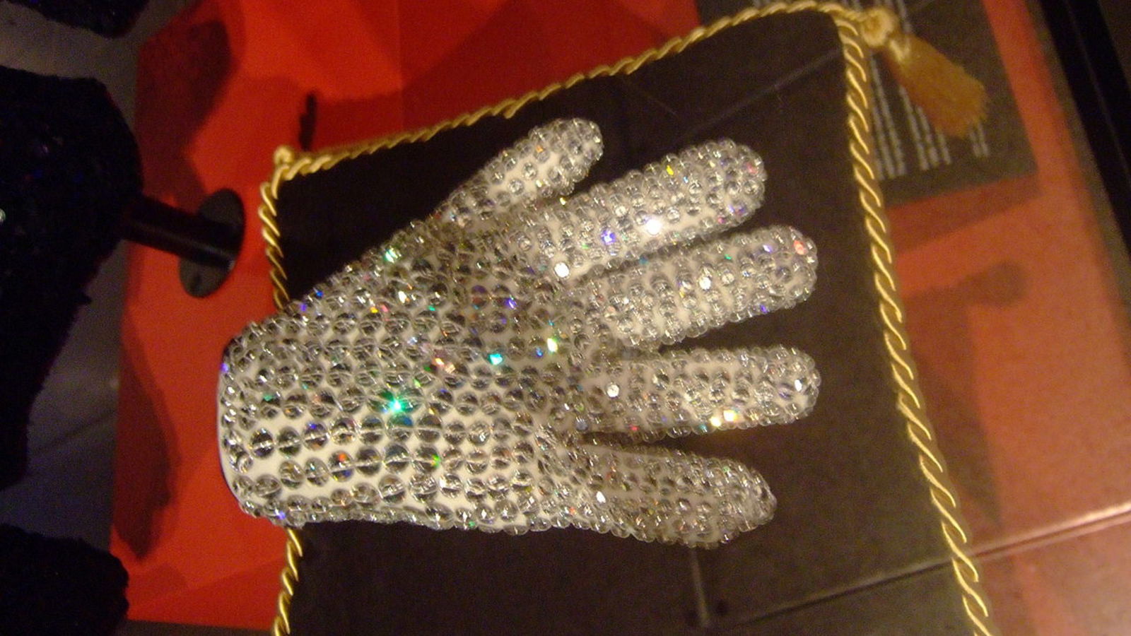 Jacksons Handschuh versteigert | 80s80s