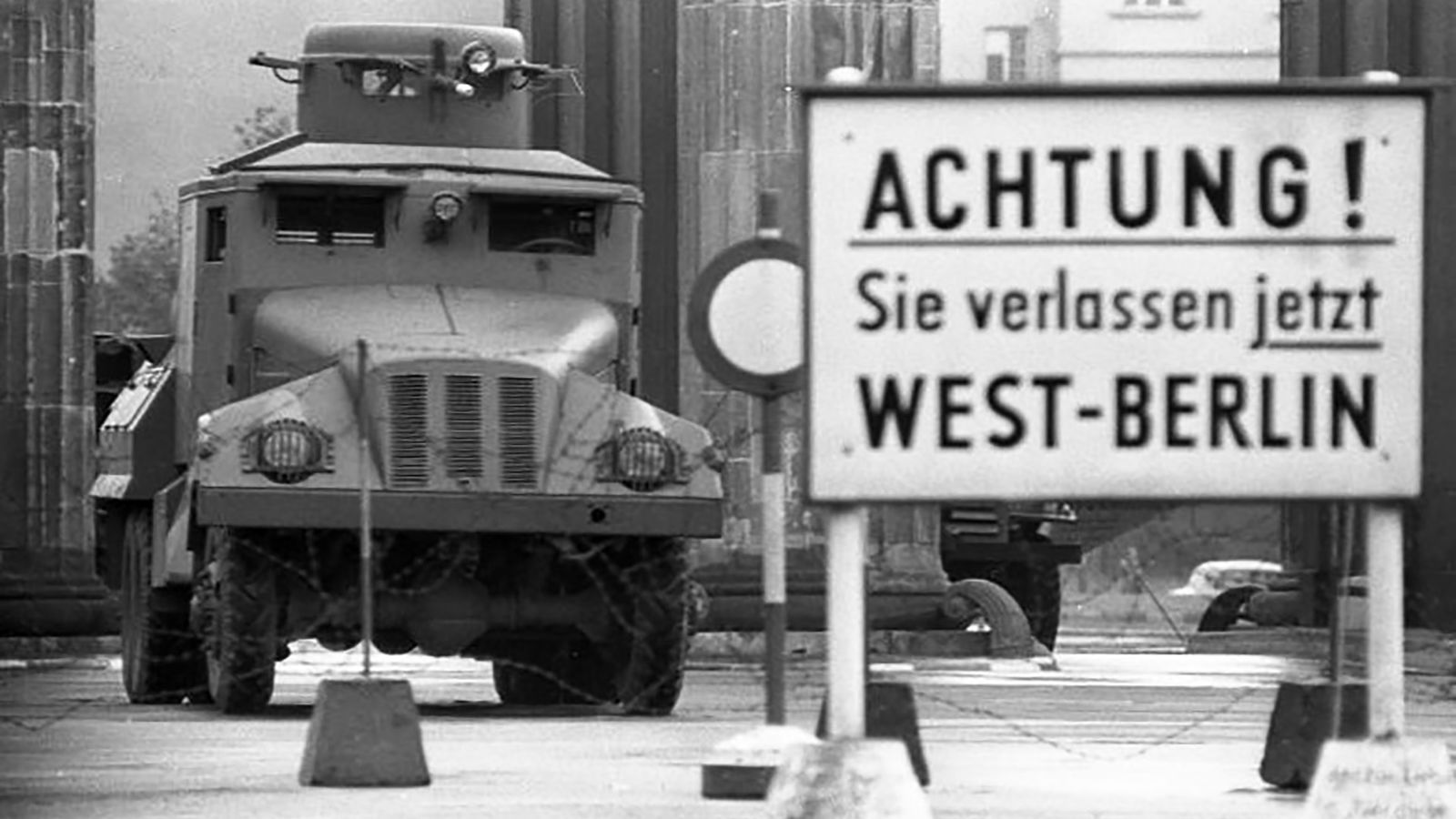 Wasserwerfer am Brandenburger Tor (Bundesarchiv)