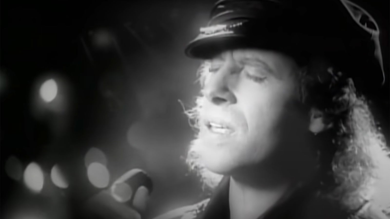 Klaus Meine im Scorpions Musikvideo zu "Wind Of Change" (1991)