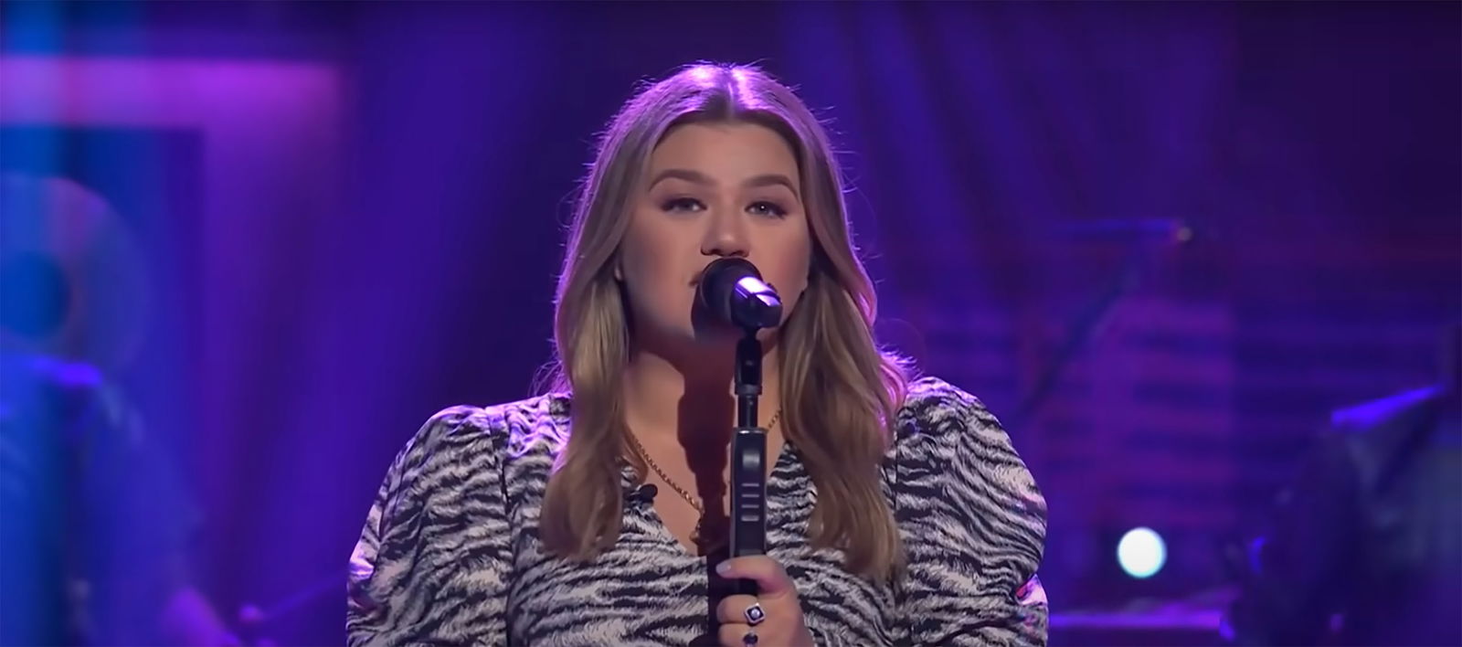 Kelly Clarkson singt "Enjoy The Silence"