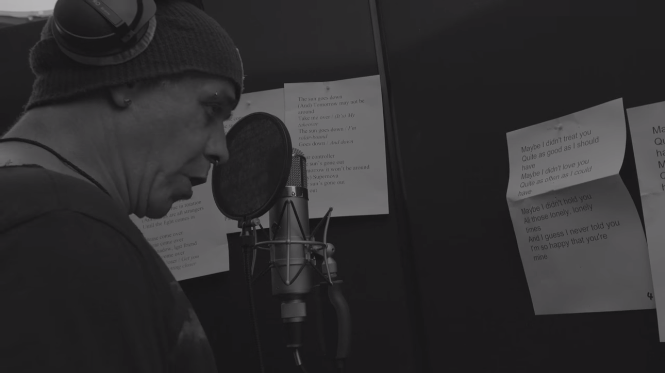 Till Lindemann (Rammstein) singt "Always On My Mind" ein