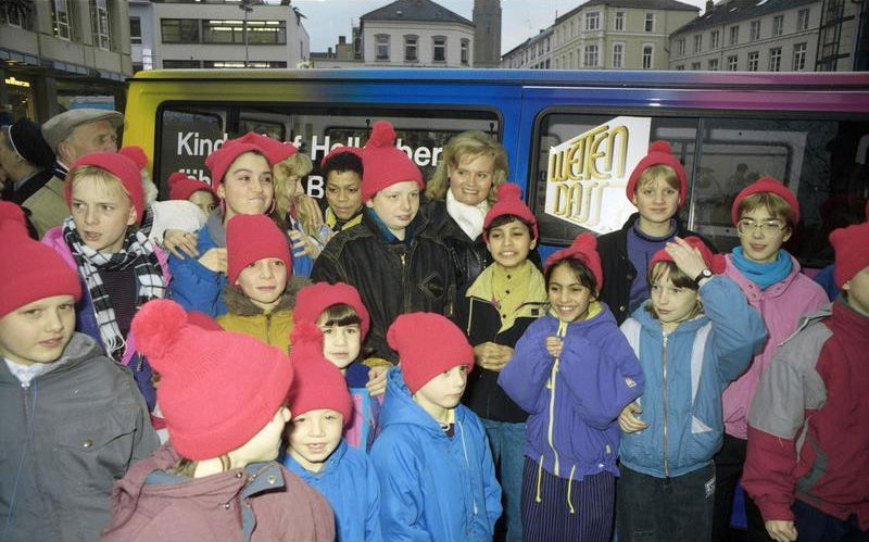 Hannelore Kohl fährt 1989 aufgrund einer Wetteinlösung Kinder aus dem Kinderdorf Hollenberg nach Bonn zum Weihnachtsmarkt.