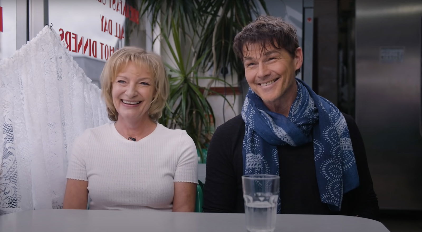 Bunty Bailey & Morten Harket treffen sich Jahrzehnte später im Café des "Take On Me"-Videos wieder