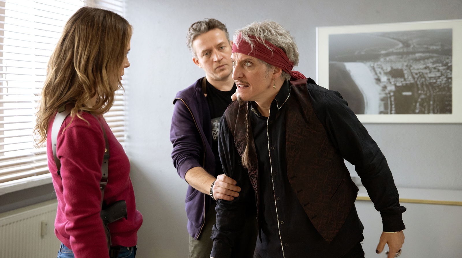 ARD/NDR POLIZEIRUF 110: KEINER VON UNS, am Sonntag (09.01.22) um 20:15 Uhr im ERSTEN. Jo Mennecke (Bela B Felsenheimer) hat seine besten Tage als Rockstar gesehen (mit Anneke Kim Sarnau und Josef Heynert)