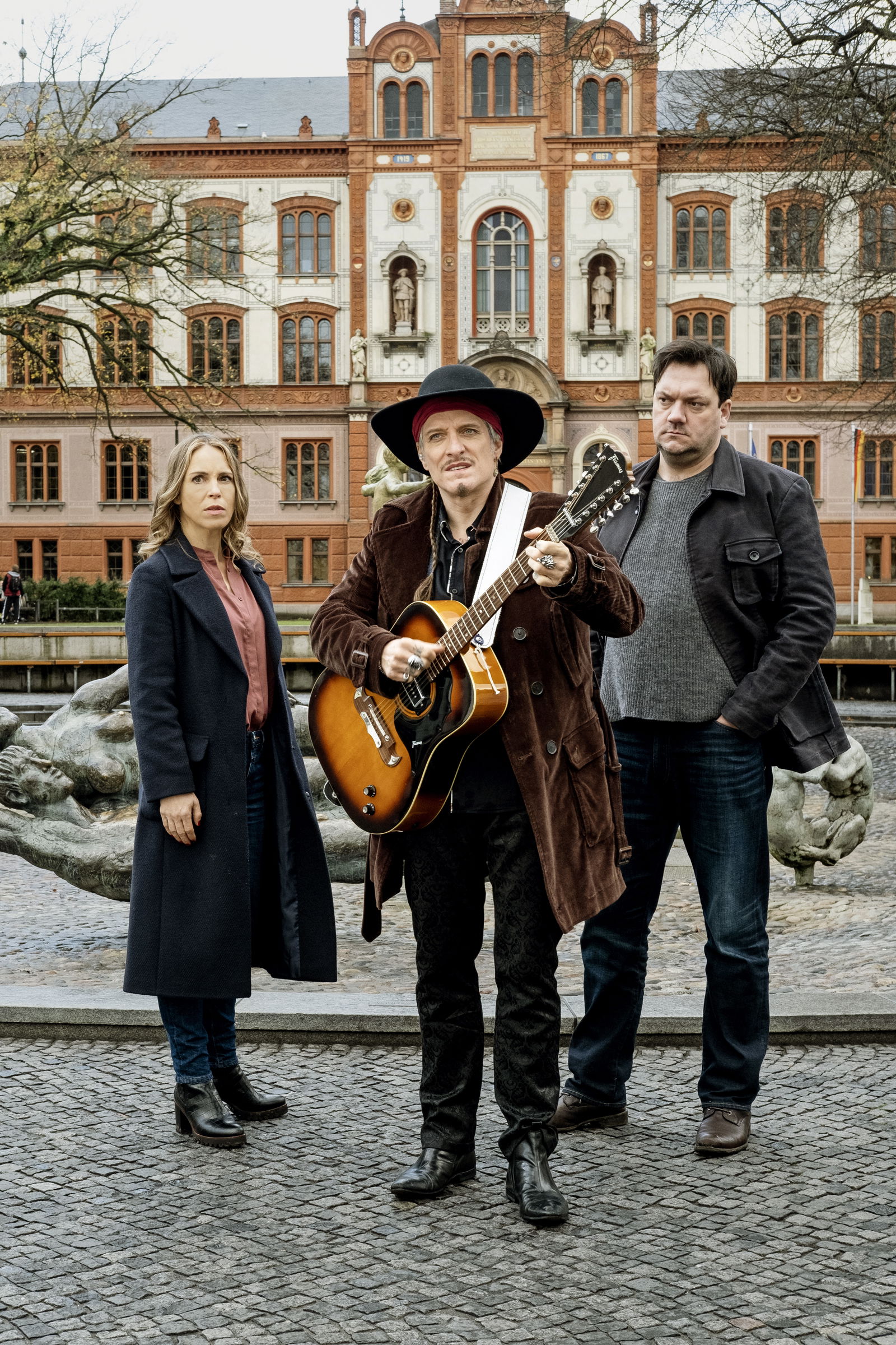 ARD/NDR POLIZEIRUF 110: KEINER VON UNS, am Sonntag (09.01.22) um 20:15 Uhr im ERSTEN. v.l.n.r.: Katrin König (Anneke Kim Sarnau), Jo Mennecke (Bela B Felsenheimer), Alexander Bukow (Charly Hübner)