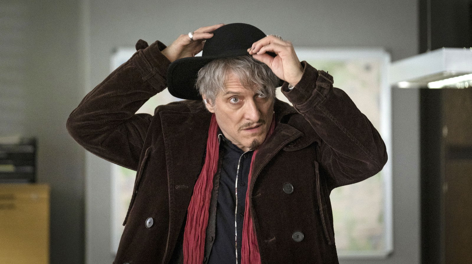 ARD/NDR POLIZEIRUF 110: KEINER VON UNS, am Sonntag (09.01.22) um 20:15 Uhr im ERSTEN. Abgehalfterter Rockstar: Bela B Felsenheimer ist Jo Mennecke