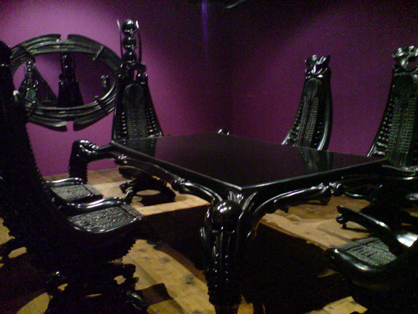 Harkonnen Möbel entworfen von H.R. Giger