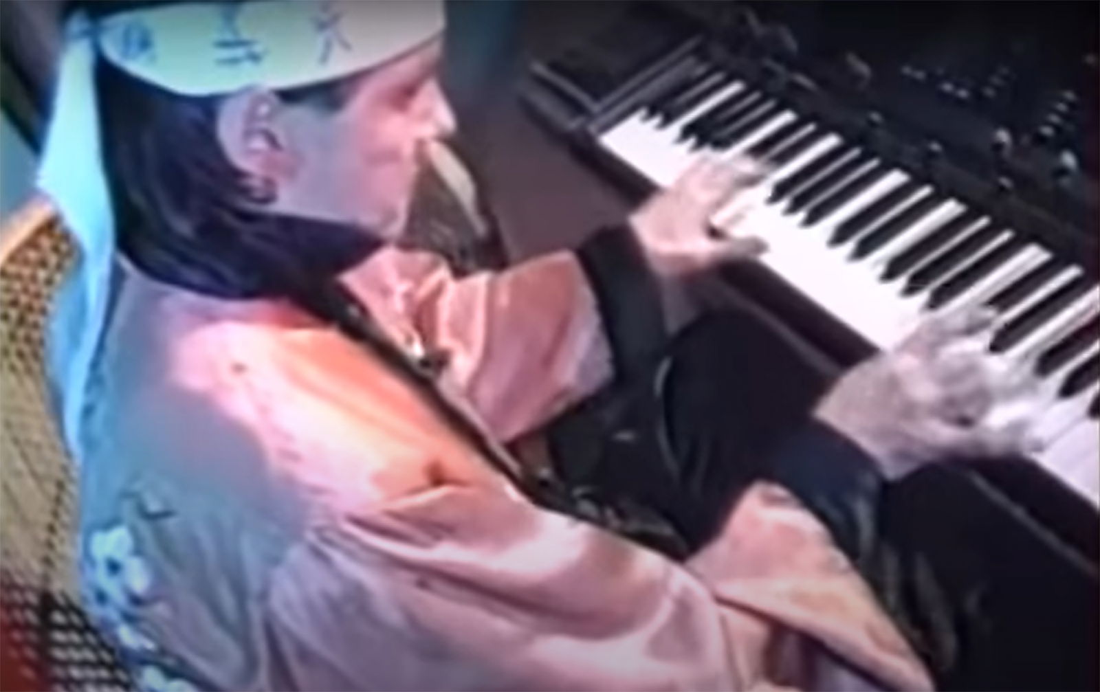 Koto (aus dem Musikvideo von Visitors, 1985)