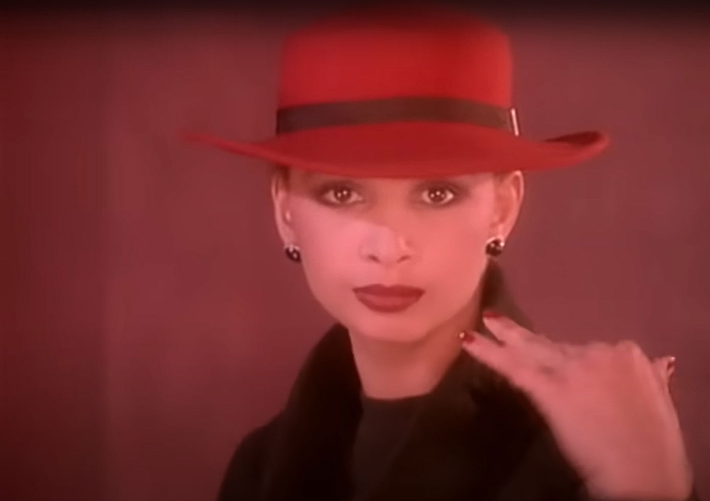 Melanie Appleby im Musikvideo zu "Showing Out (Get Fresh At the Weekend)"