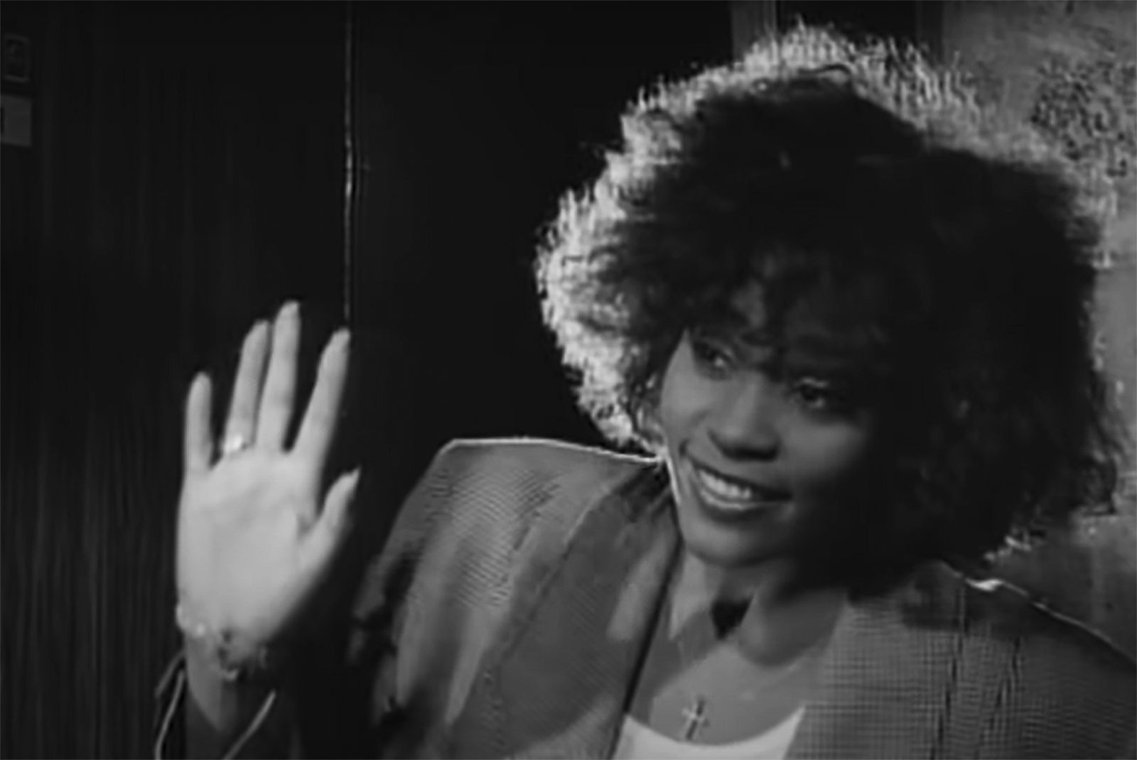 Whitney Houston im Musikvideo zu "I Wanna Dance With Somebody"