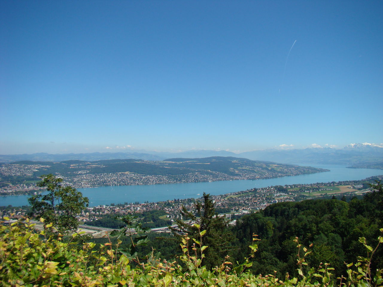 Zürichsee mit Blick Richtung Zürcher Oberland und Glarner Alpen von der Terrasse des Hotels Uto Kulm aus zu sehen