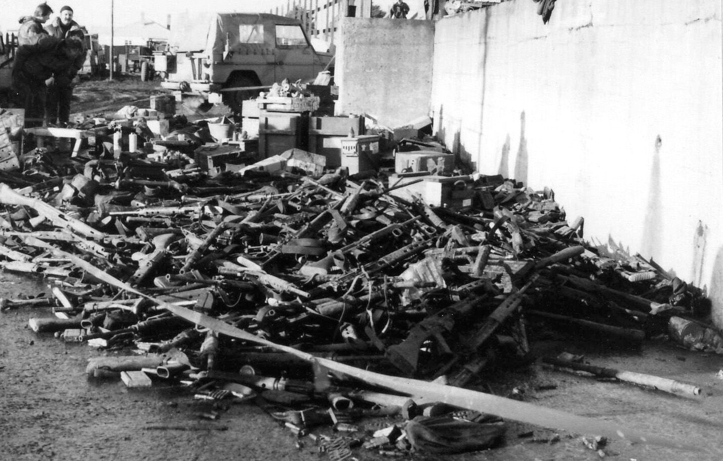 Falklandkrieg: Von argentinischen Soldaten nach der Kapitulation abgegebene Waffen in Port Stanley