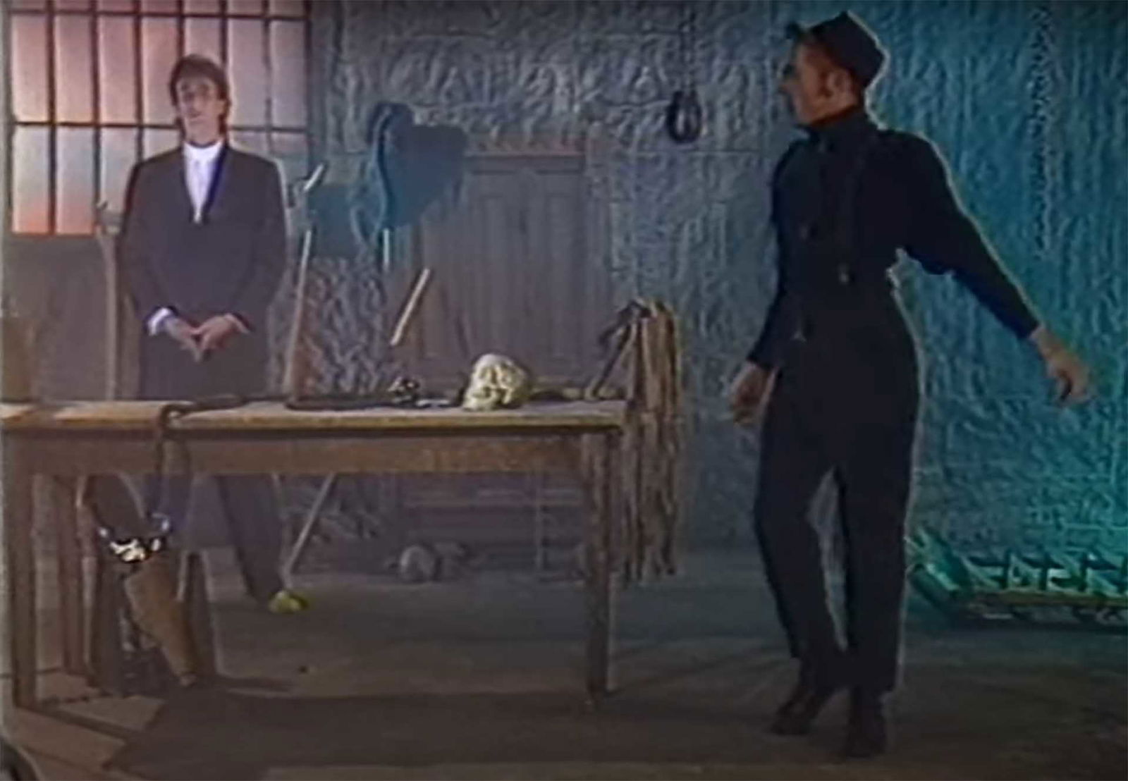 16 Bit im "Where Are You?"-Musikvideo