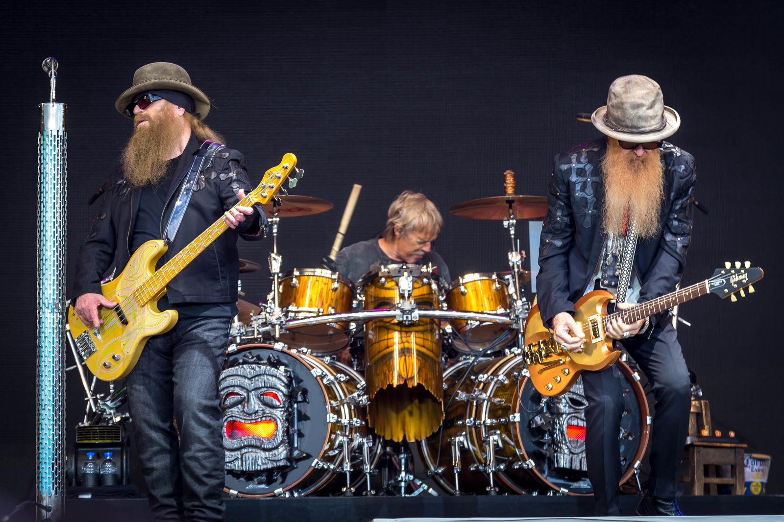 ZZ Top (von links nach rechts: Dusty Hill, Frank Beard, Billy Gibbons) live im Juni 2016