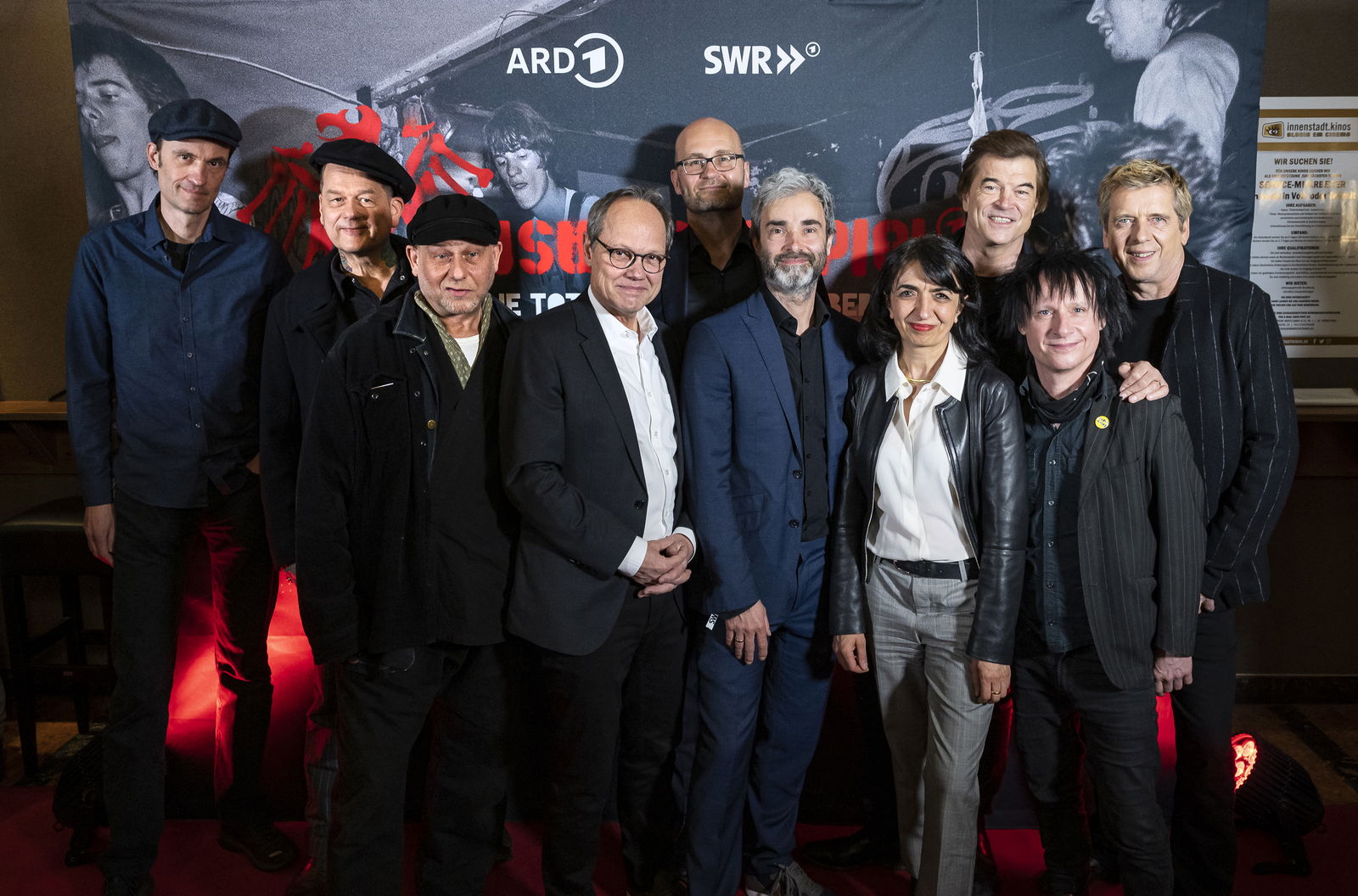 Premiere "Auswärtsspiel: Die Toten Hosen in Ost-Berlin".  v.l. Michael "Breiti" Breitkopf (Gitarrist), Andreas "Kuddel" von Holst (Gitarrist), Bernd Michael Lade (Schauspieler und Schlagzeuger von "Planlos"), Prof. Kai Gniffke (Intendant), Thomas Schuhbauer (Produzent), Martin Groß (Regisseur), Mutherem Aras (Landtagspräsidentin), Andreas "Campino" Frege (Sänger), Stephen George "Vom" Ritchie (Schlagzeuger), Andreas "Andi" Meurer (Bassist).
