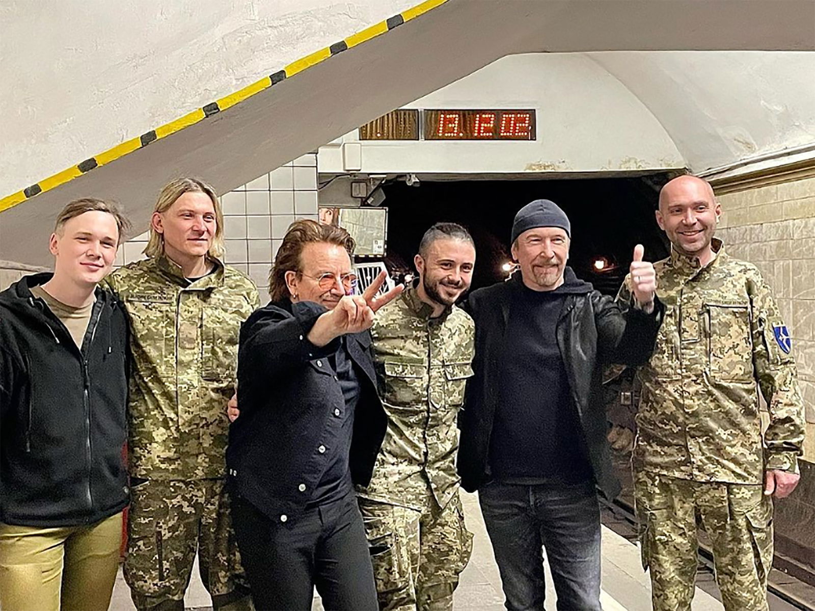 Bono & The Edge von U2 mit dem ukrainischen Musiker Antytila in Kiew