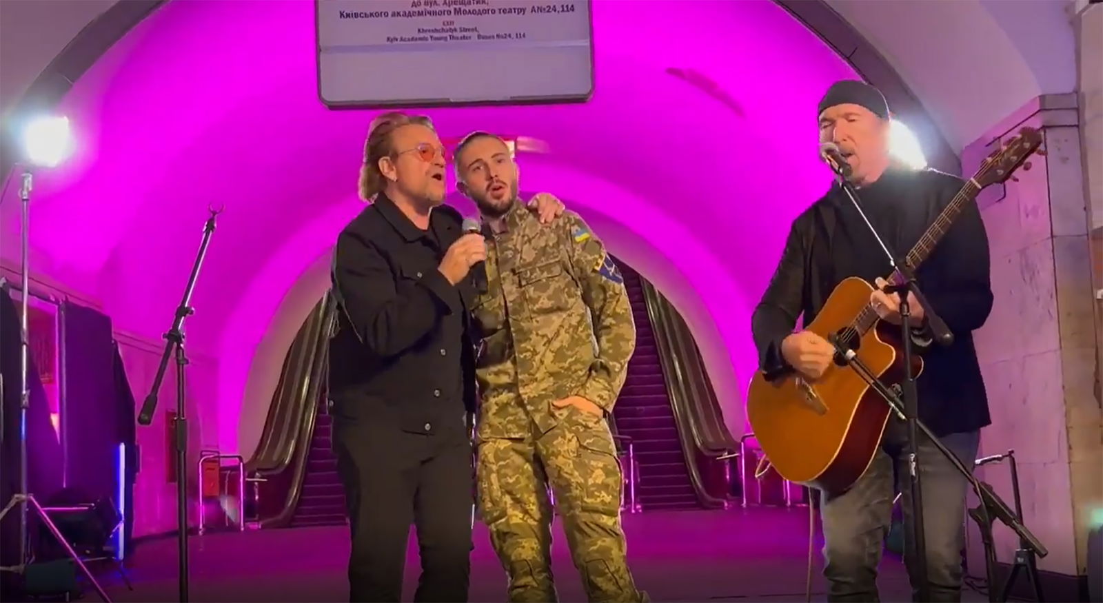 Bono & The Edge von U2 mit dem ukrainischen Musiker Antytila in Kiew