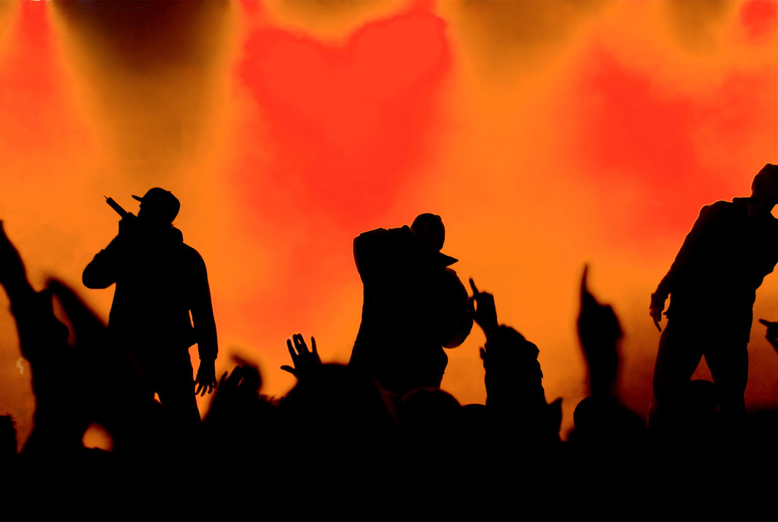 Drei Rapper auf einer Bühne