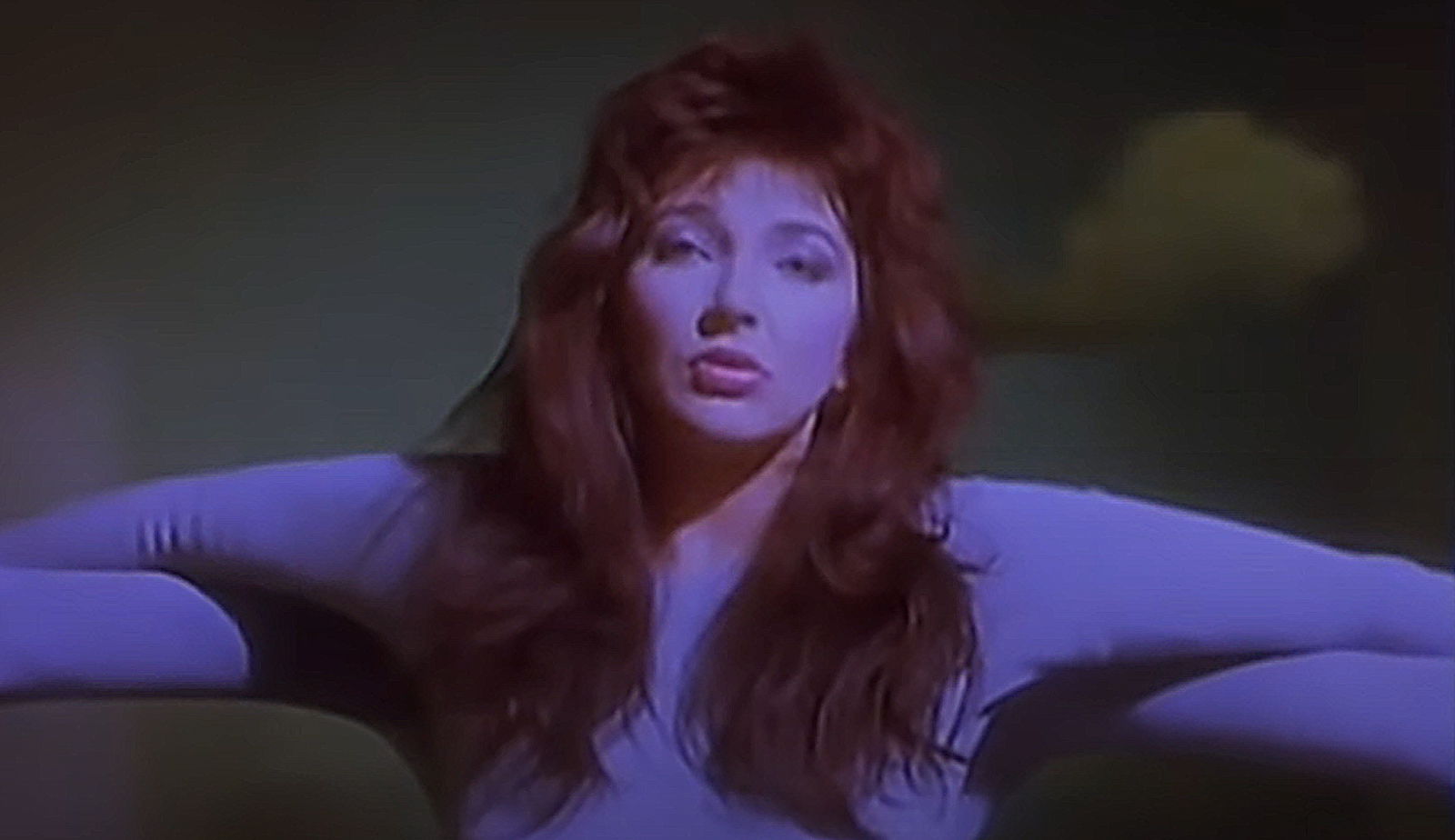 Kate Bush im "Running Up That Hill"-Musikvideo (1985)