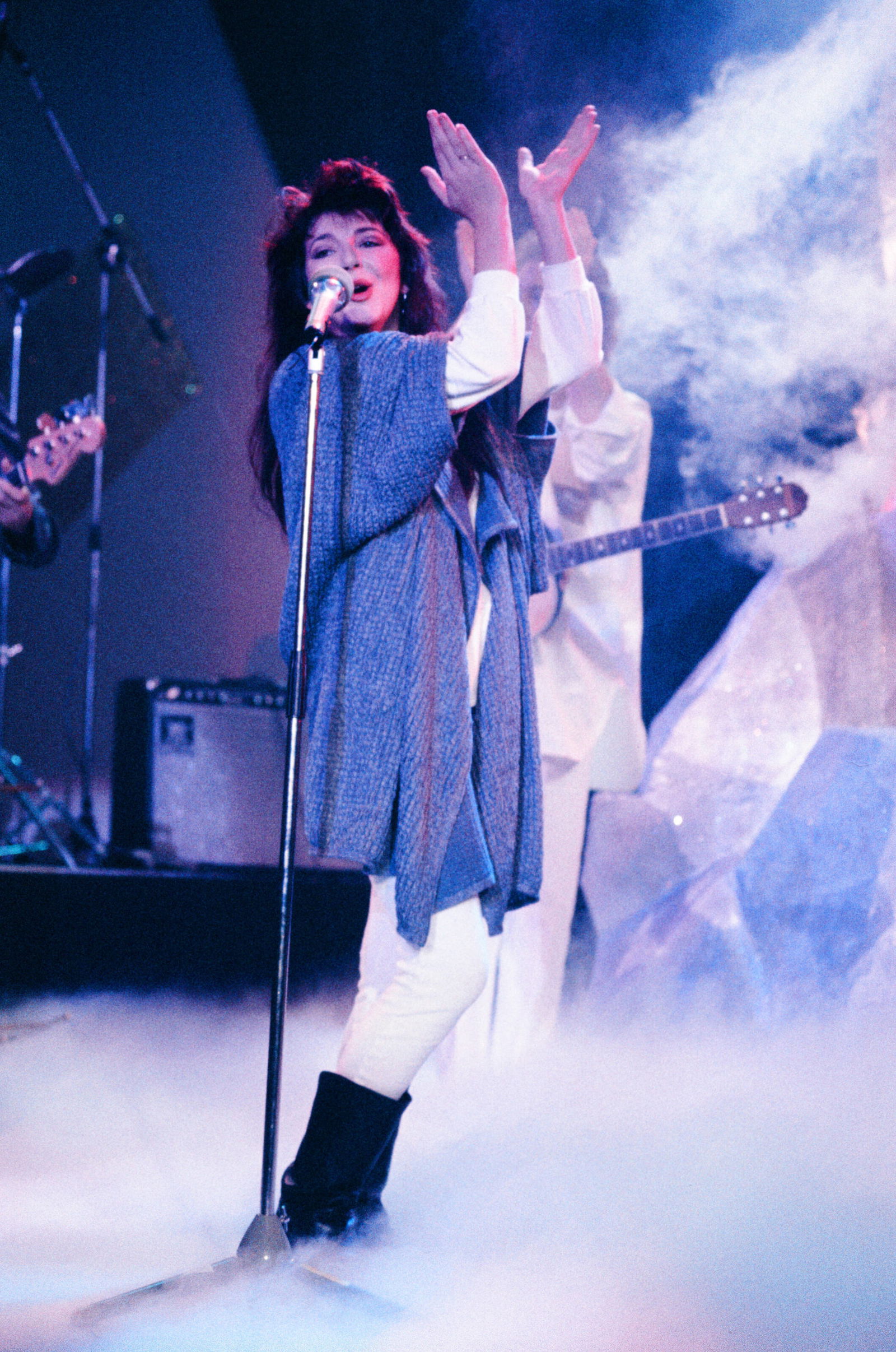 Kate Bush performt in der ZDF Sendung Peters Pop Show am 30.11.1985 ihren Song "Running up that Hill"
