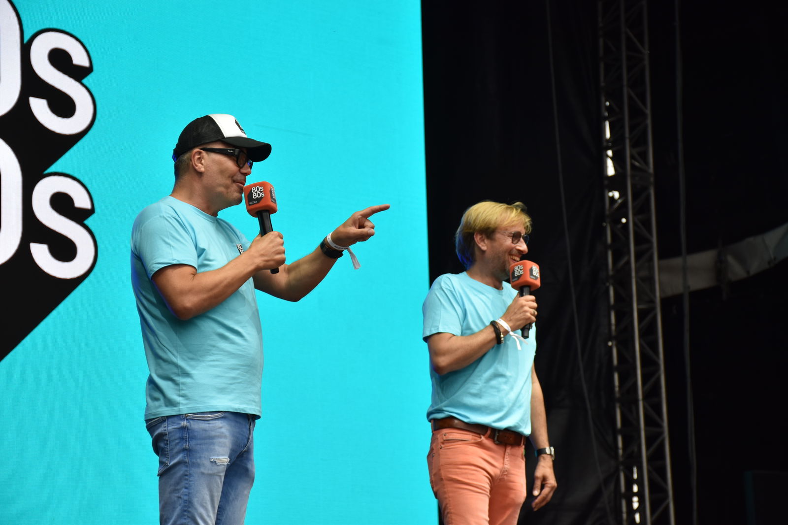 Die 80s80s-Moderatoren George Zampounidis & Torsten Dück auf der Kieler Woche 2022