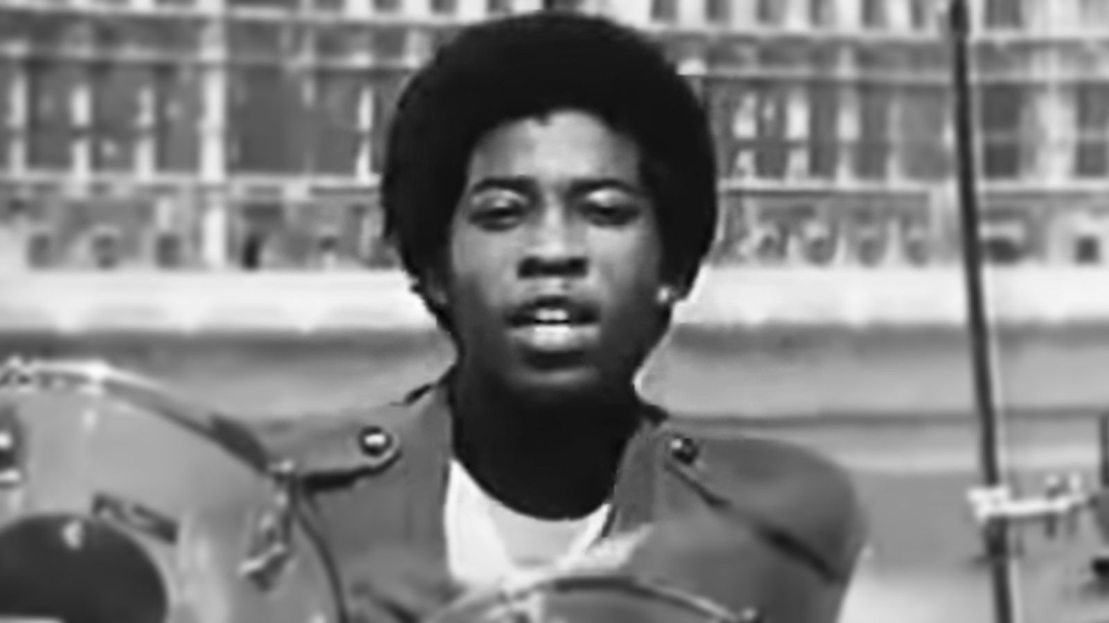 Frederick Waite Jr. im Musical Youth-Musikvideo zu "Pass The Dutchie"