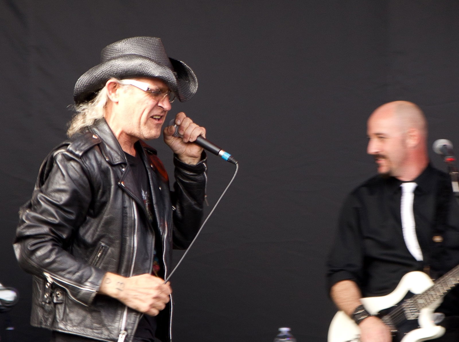 Men Without Hats im Jahr 2011 (Ivan Doroschuk (Gesang), James Love (Gitarre))