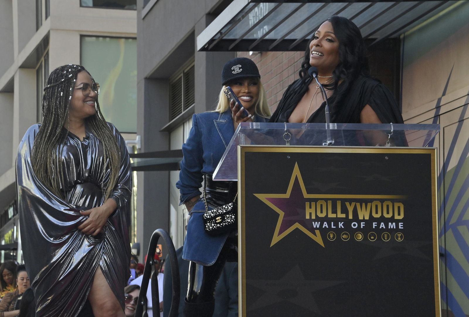 Sandra Denton (mitte) & Cheryl Wray (links) von Salt-N-Pepa zusammen mit DJ & Produzentin Spinderella (rechts)