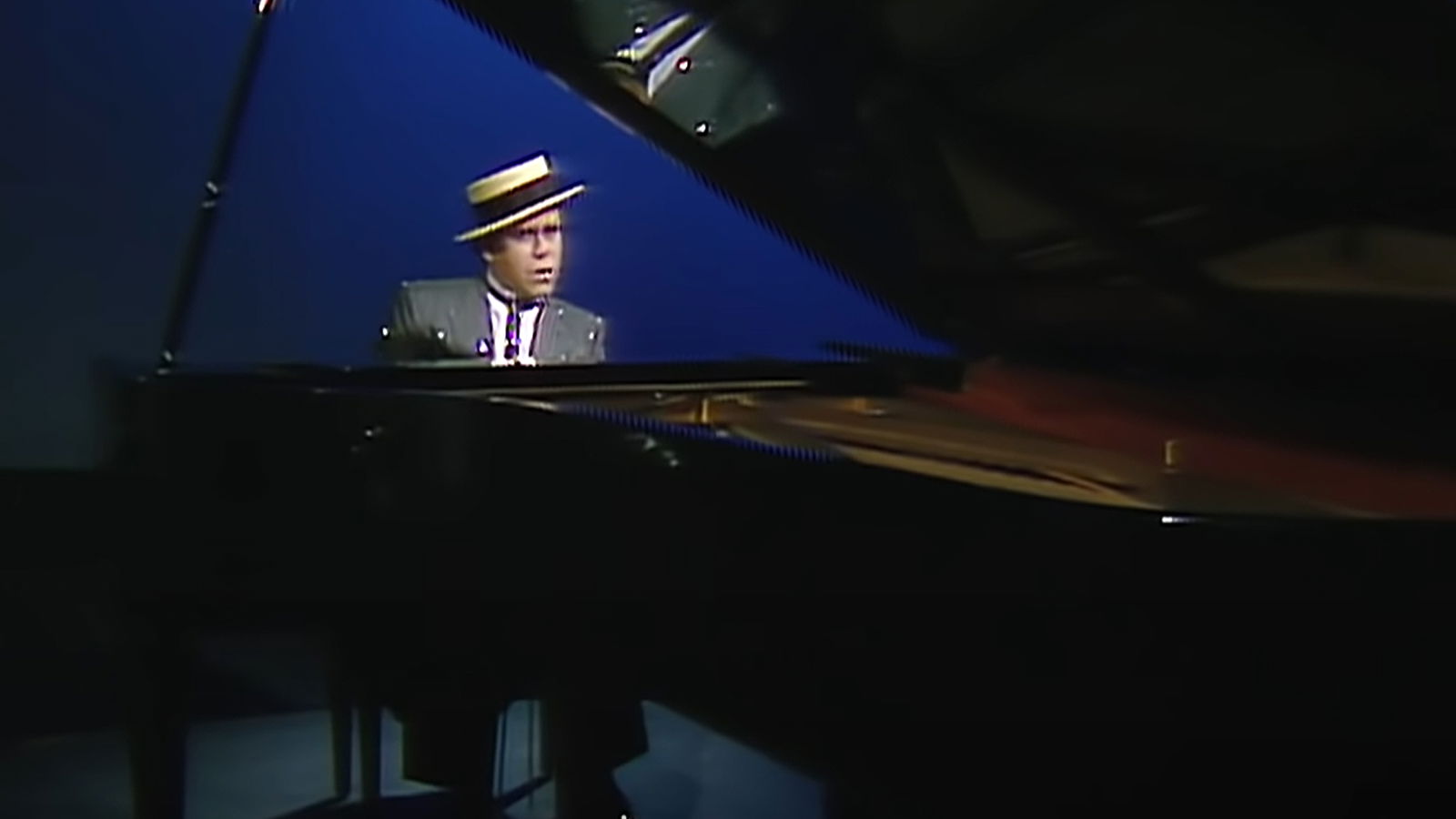 Elton John im "Cold As Christmas"-Musikvideo