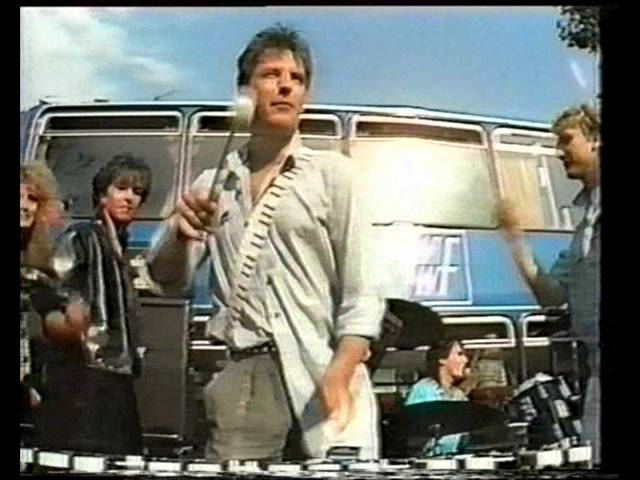 Feltman Trommelt im "Healing"-Video (1982)