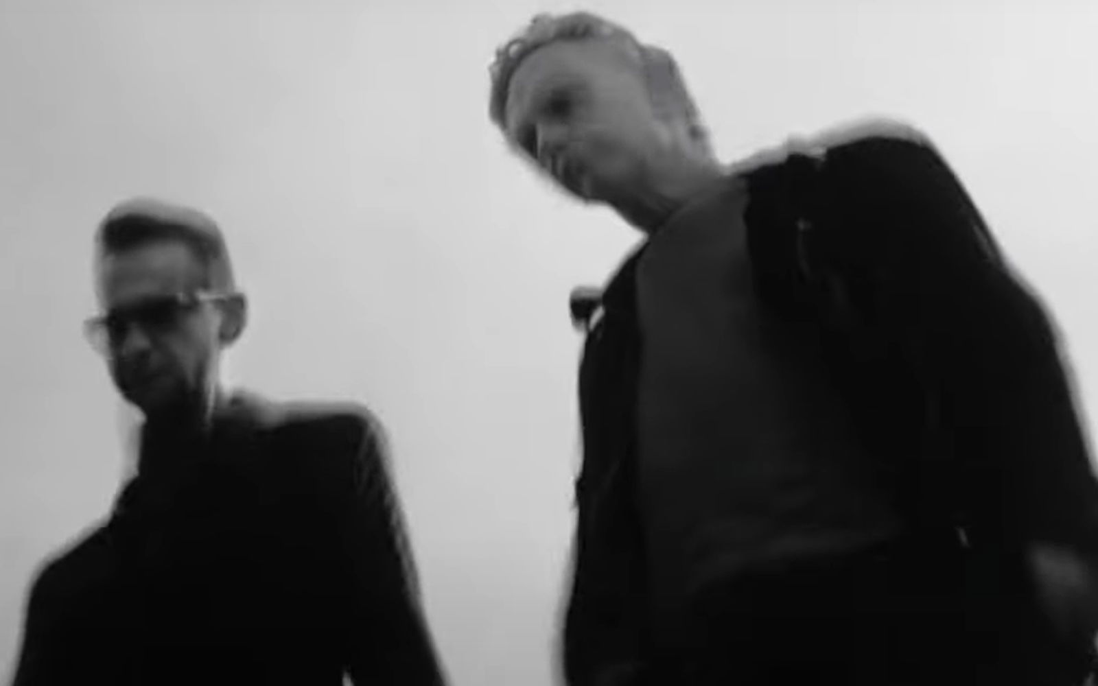 Still aus dem Depeche Mode Musikvideo zu "Wagging Tongue"