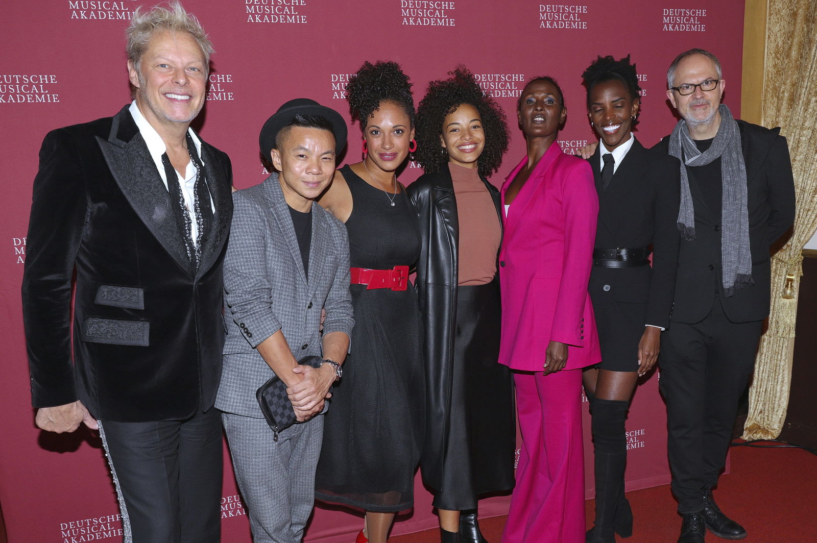 Uwe Fahrenkrog-Petersen & Waris Dirie mit dem Cast von "Wüstenblume"