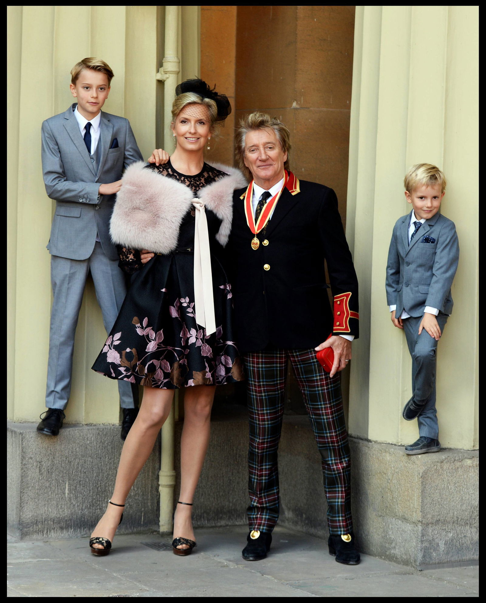  Rod Stewart (mit seiner Frau Penny Lancasterund den Kindern Alastair and Aiden) wurde am 11. Oktober 2016 in London zum Ritter geschlagen
