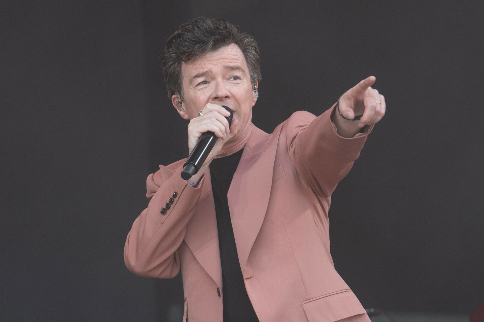 Rick Astley beim Glastonbury Festival 2023