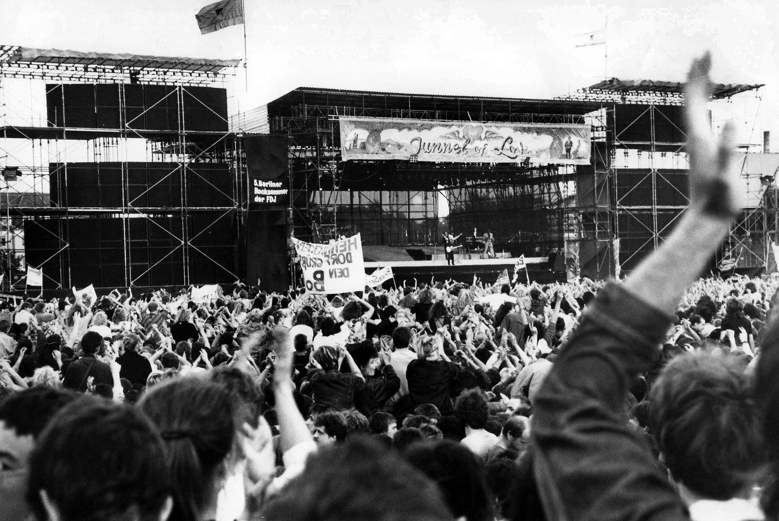 Publikum während eines Konzertes von Bruce Springsteen in Ost-Berlin (1988)