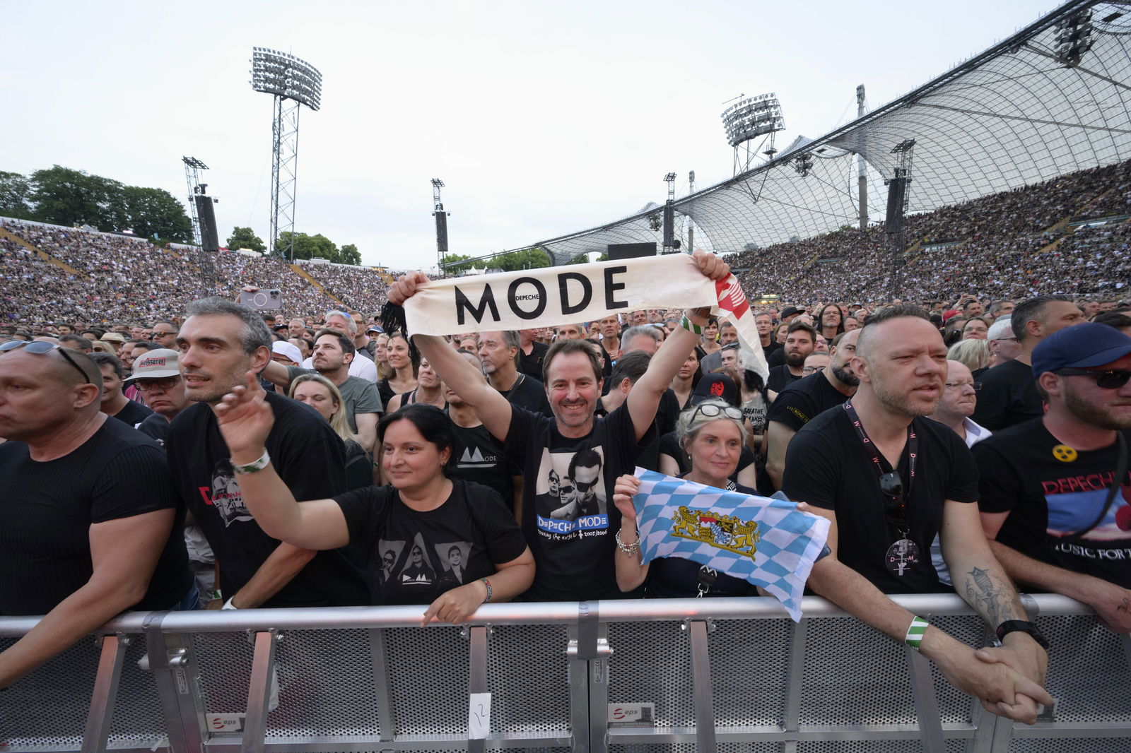 Fans bei Depeche Mode live im Olympiastadion, München am 20.06.2023