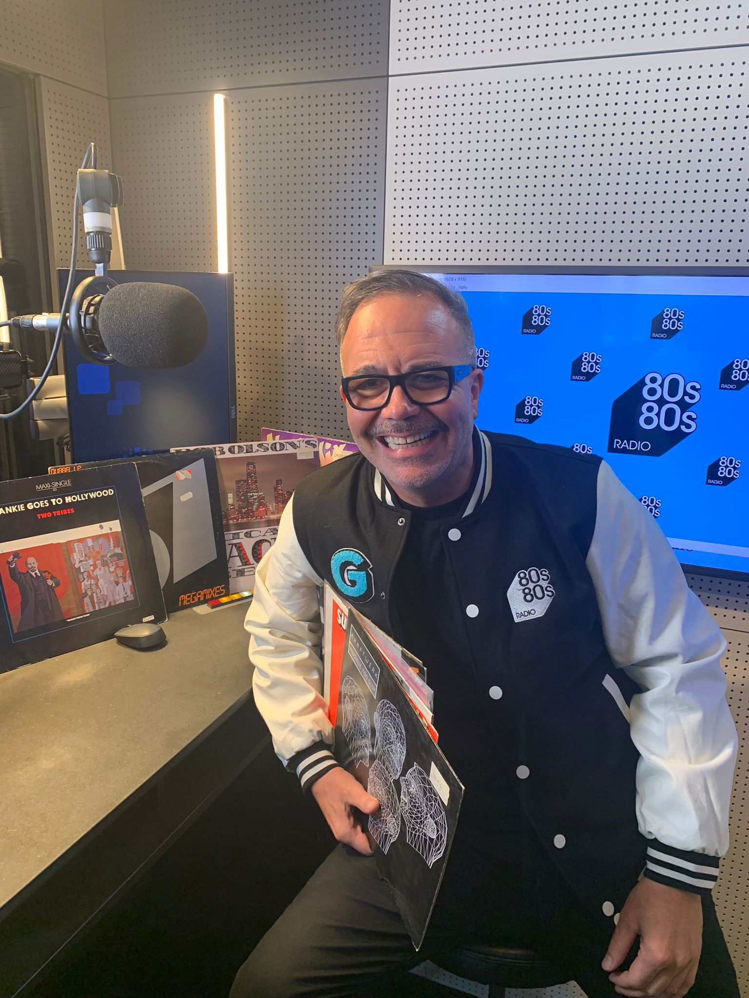 George von 80s80s mit Collegejacke