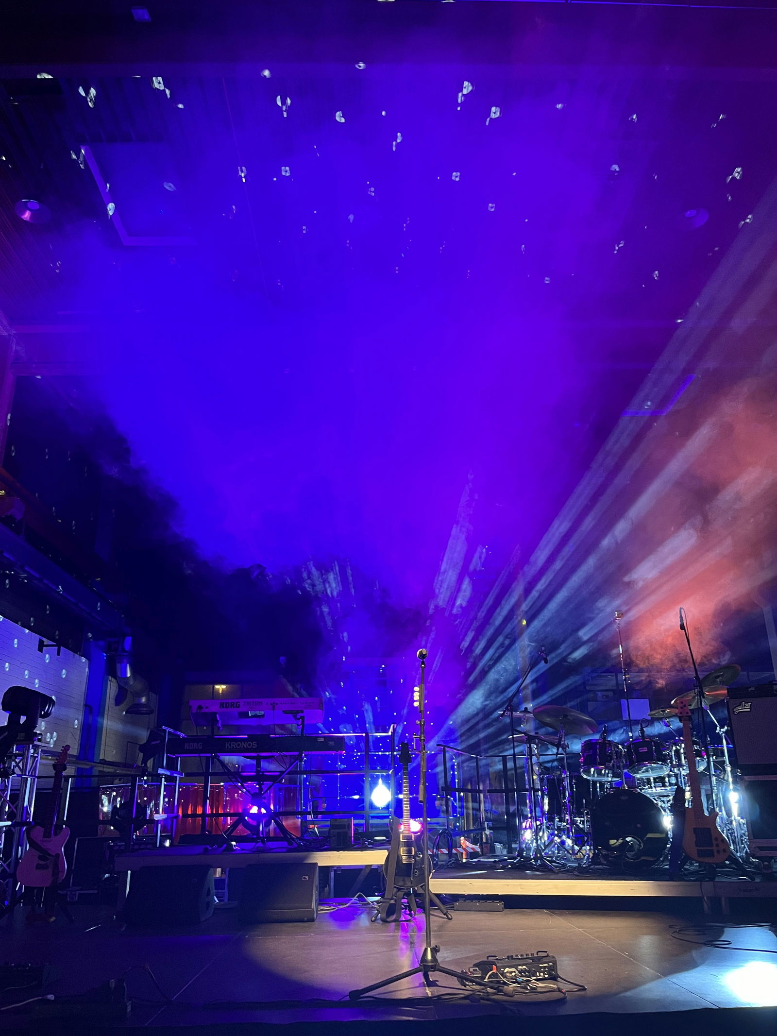 Die 80s80s Live Stage at work mit Nik Kershaw am 23.11.23 in Neuss