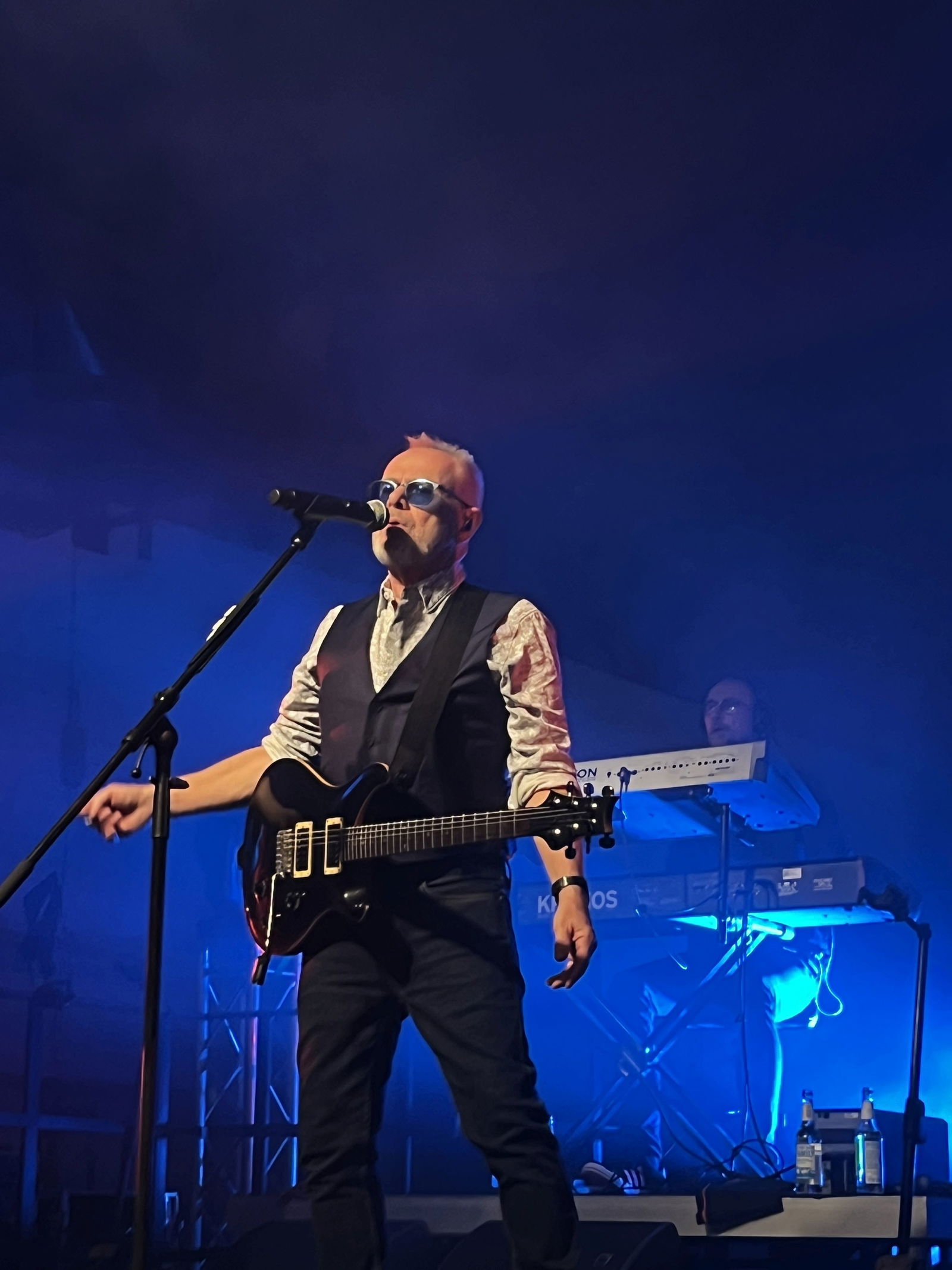 Die 80s80s Live Stage at work mit Nik Kershaw am 23.11.23 in Neuss