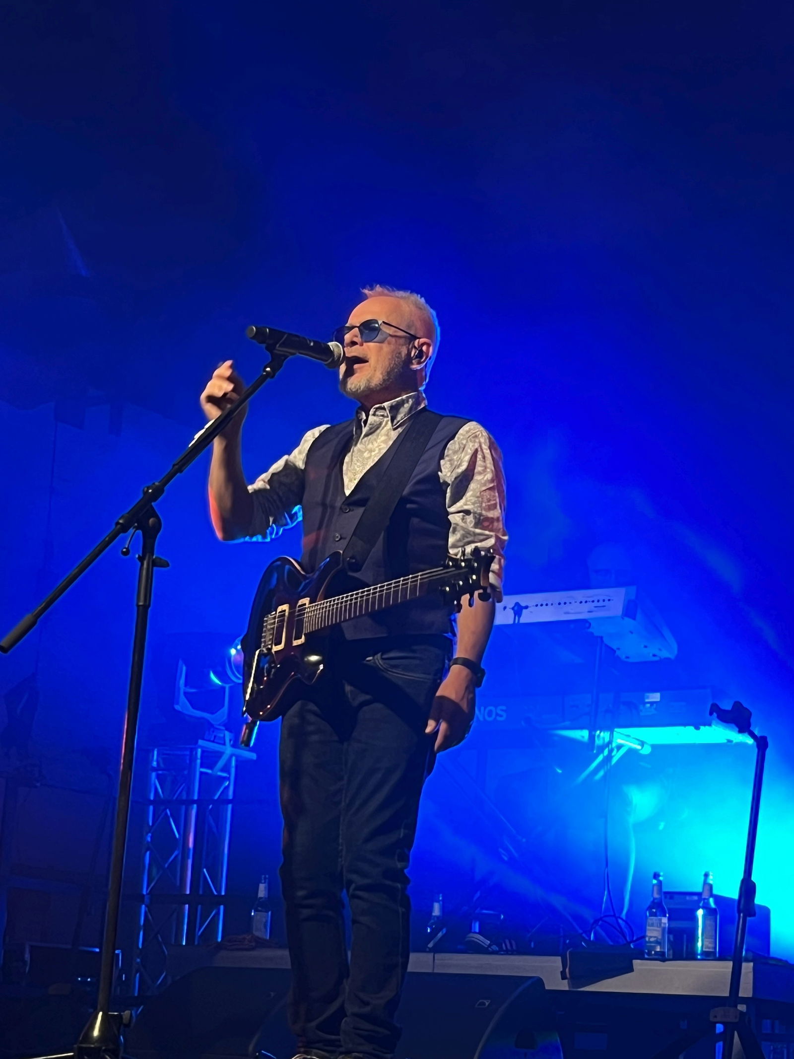 Die 80s80s Live Stage at work mit Nik Kershaw am 23.11.23 in Neuss