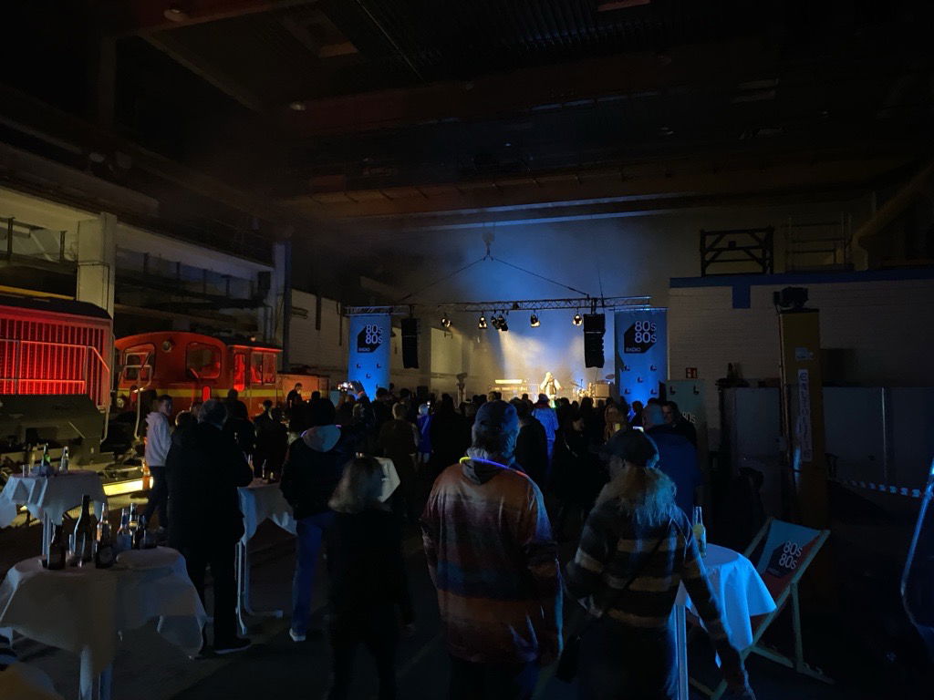 Die 80s80s Live Stage at work mit Nik Kershaw am 23.11.23 in Neuss