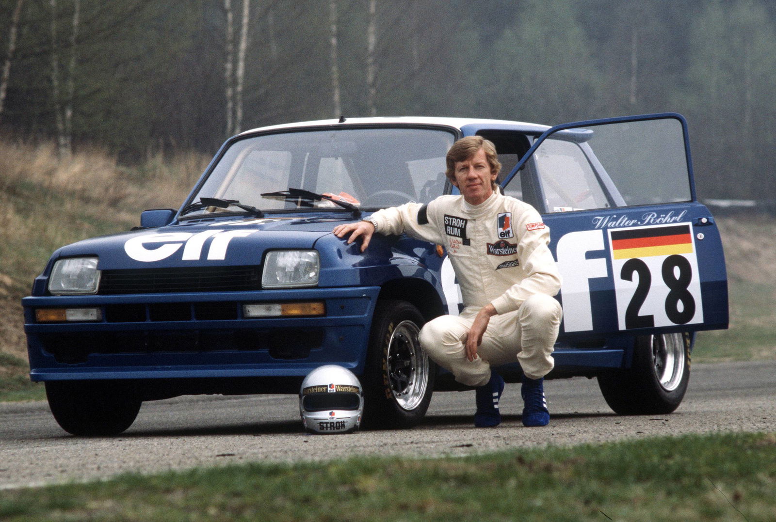 Walter Röhrl vor seinem Renault 5 Turbo