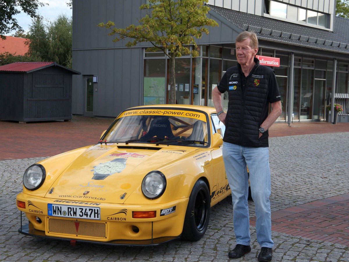 Walter Röhrl 2022 bei der 1. Röhrl Klassik mit 111 Porsche-Modellen rund um den Müritz-Nationalpark