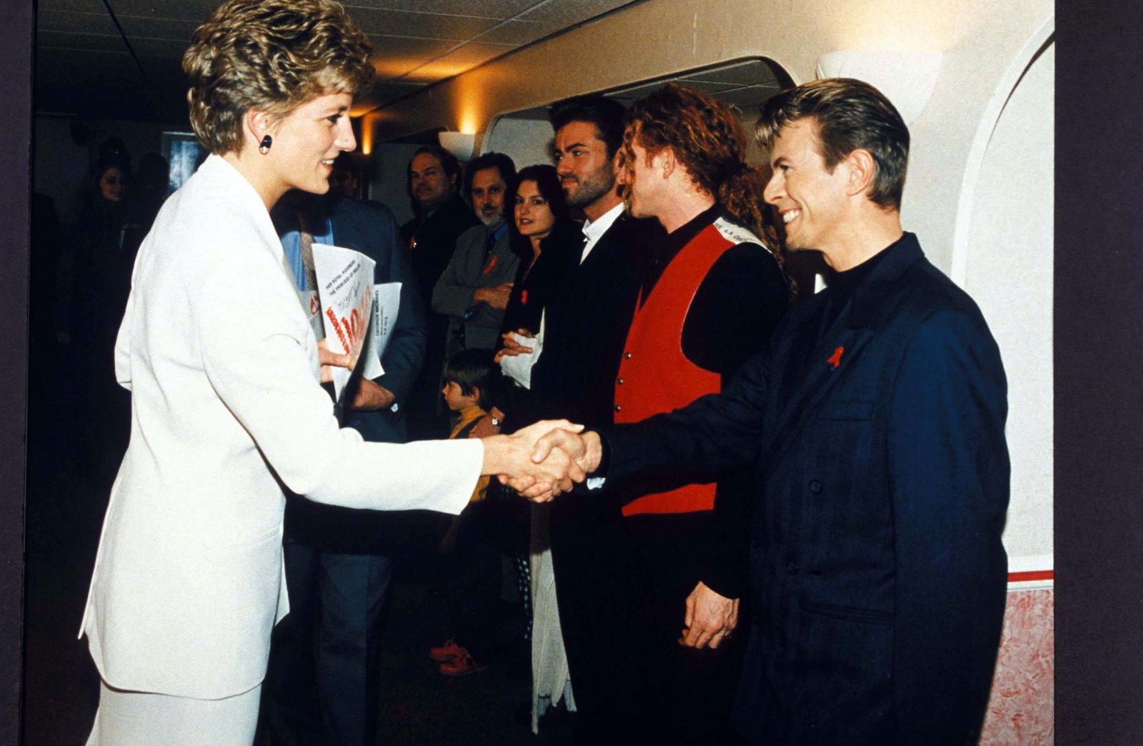 Prinzessin Diana mit George Michael, Mick Hucknall und David Bowie beim World Aids Day in der Wembley Arena in London (1993)