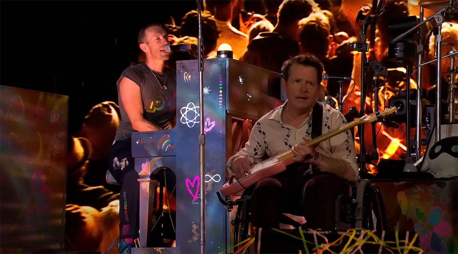 Michael J Fox bei Coldplay auf dem Glastonbury Festival 2024