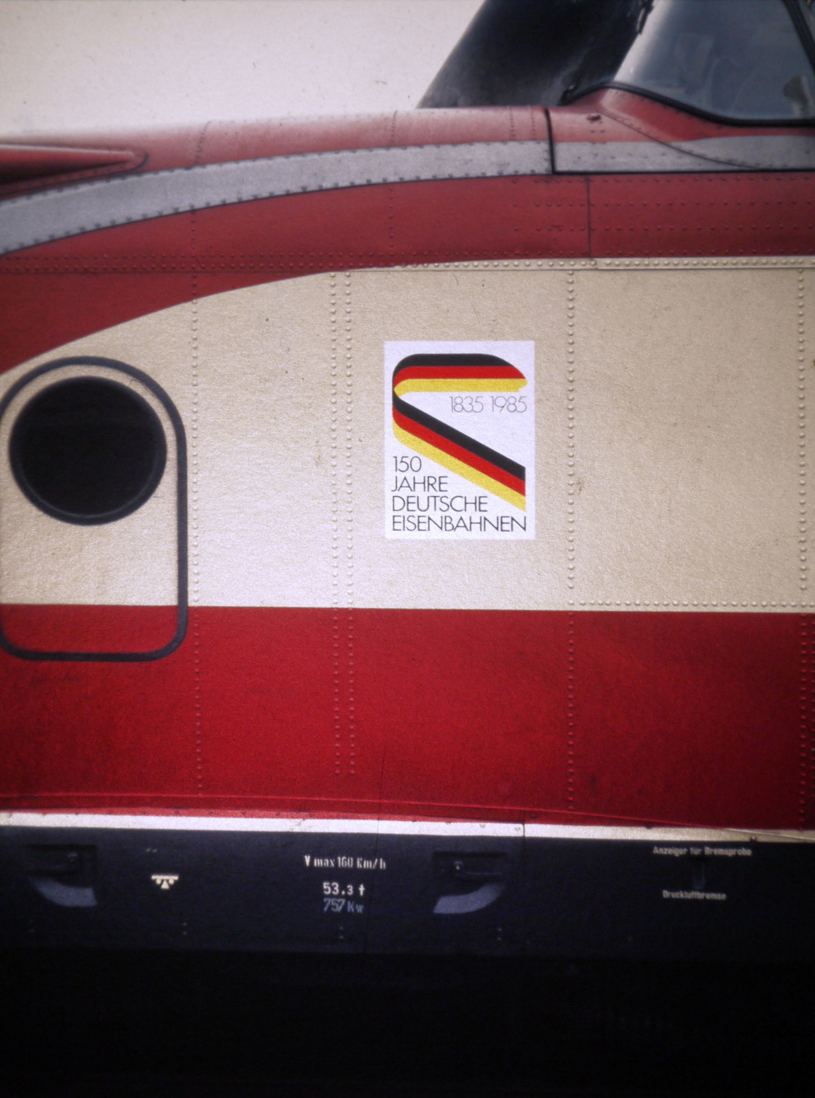 Veranstaltungslogo an einem Triebkopf der Baureihe 601