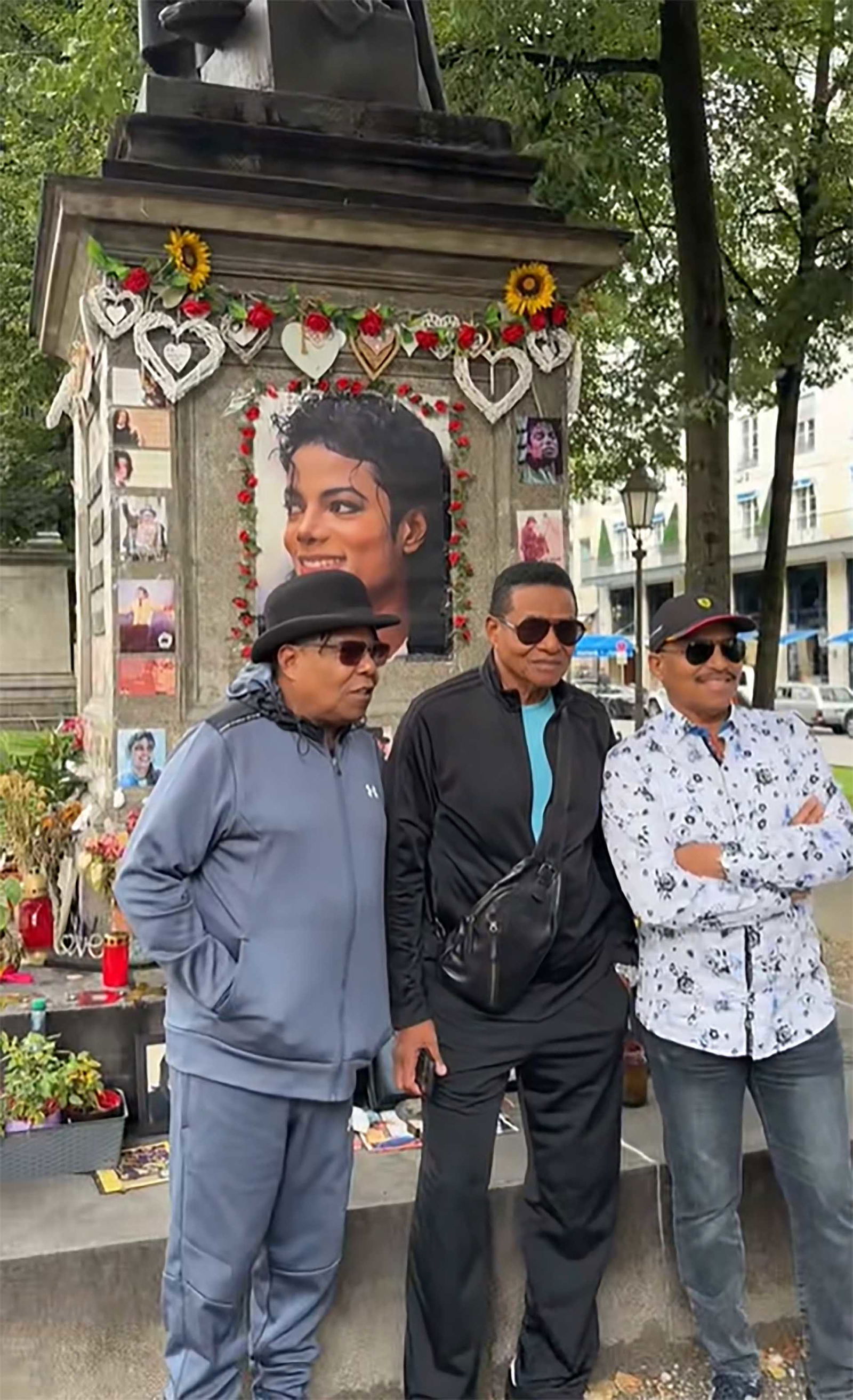The Jacksons am 10. September 2024 beim inoffiziellen Michael Jackson-Denkmal in München