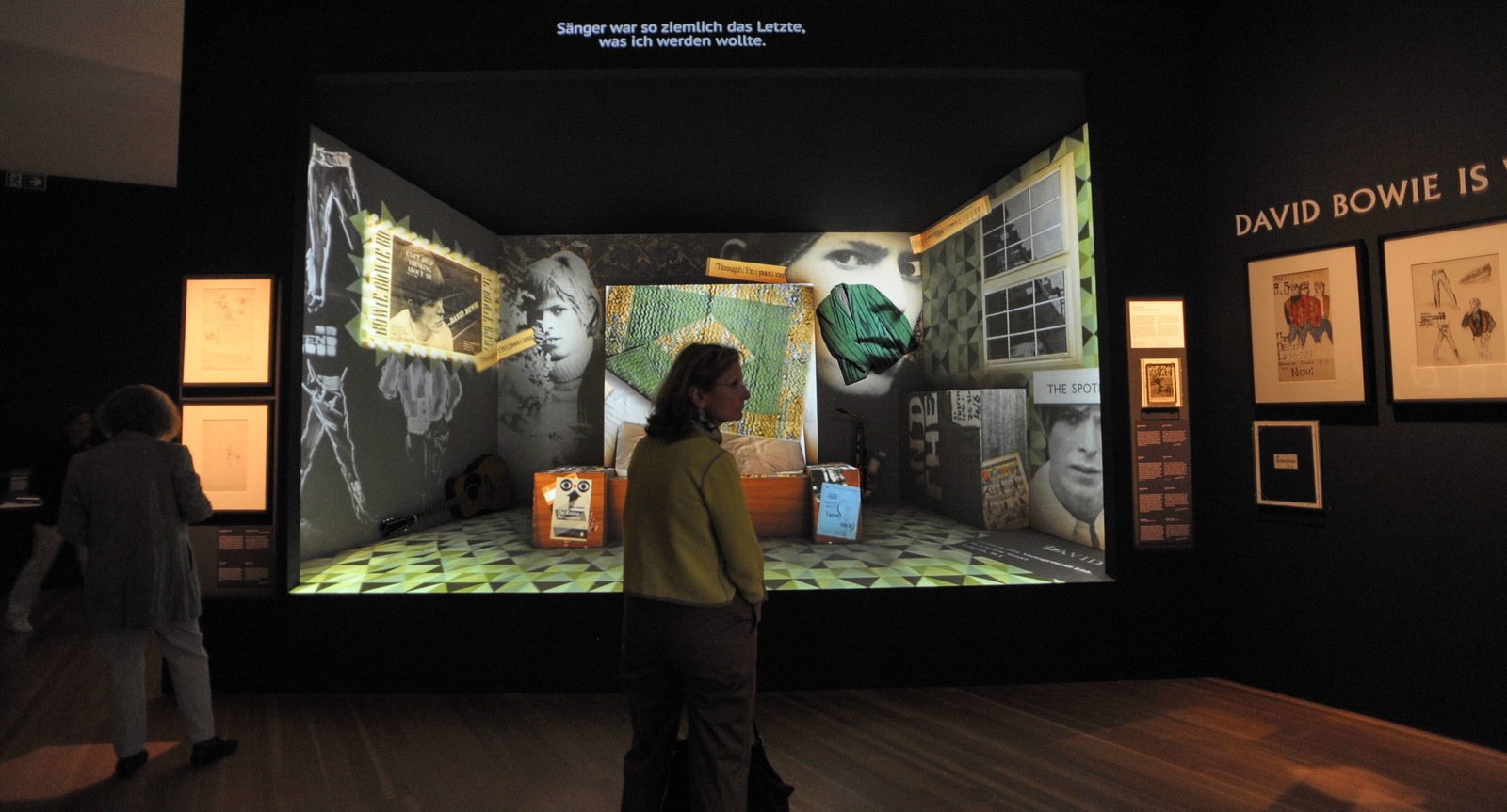 1 DAVID BOWIE, die multimedial inszenierte Show des Londoner Victoria and Albert Museum 2014 in Berlin