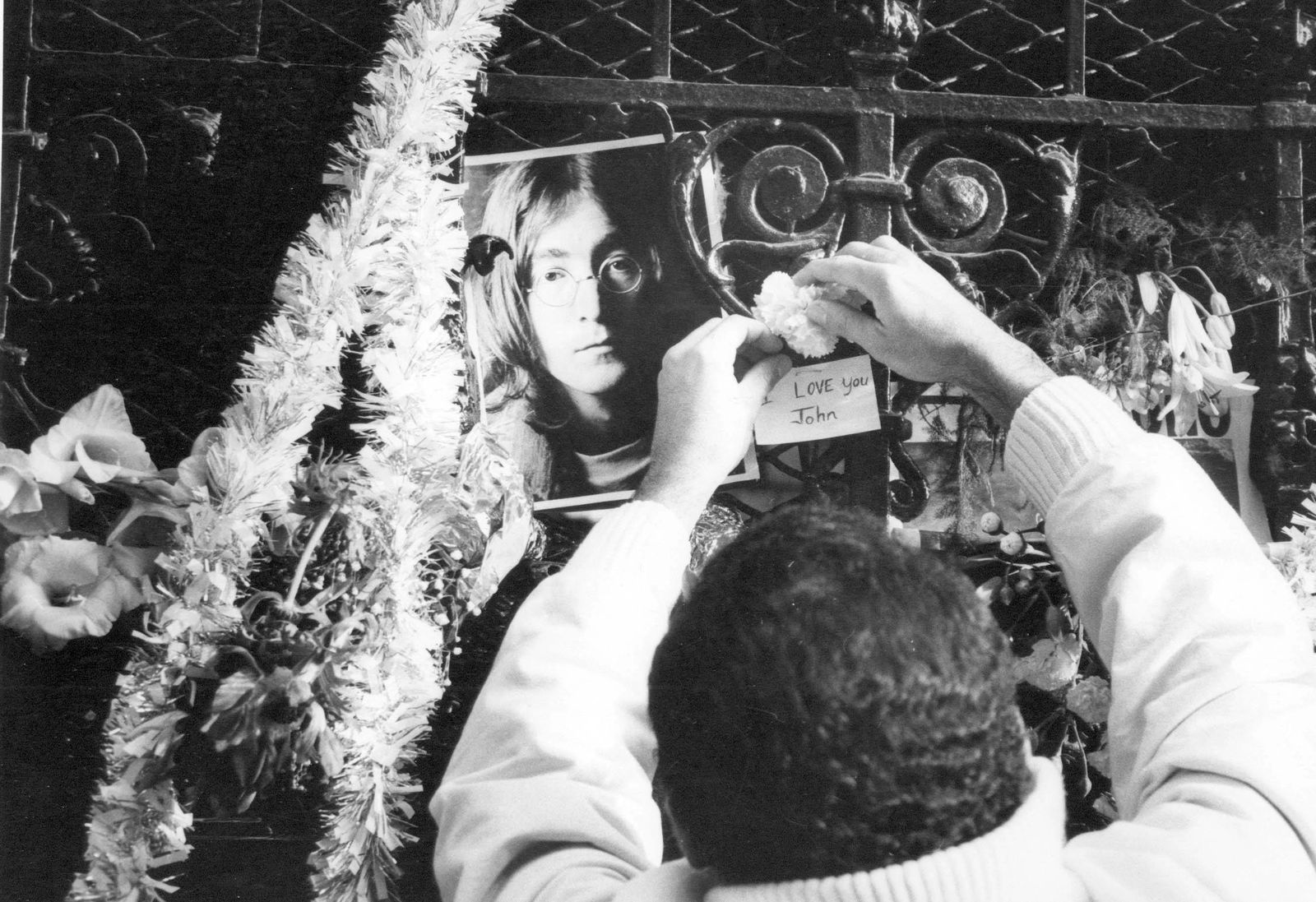 Ein Fan zollt John Lennon Tribut am Dakota Apartmentgebäude, New York City (1980)